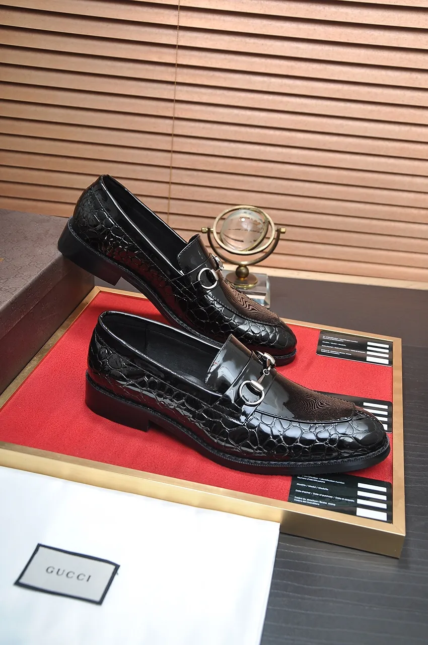 Men's shoes💰460💶Italy's top luxury men's shoe giant [GUCCI] has arrived in new style🍃Original European style🔰 Pleasant to the eye😍In order to make the shoes more durable and non-deformable🌀The production continues to follow traditional methods but there is still no lack of innovation💪The original sheepskin is chosen for the leather♻Smooth, natural and extra bright⭐Made of imported cowhide, the first choice of the rich 38-45 (45 customized)